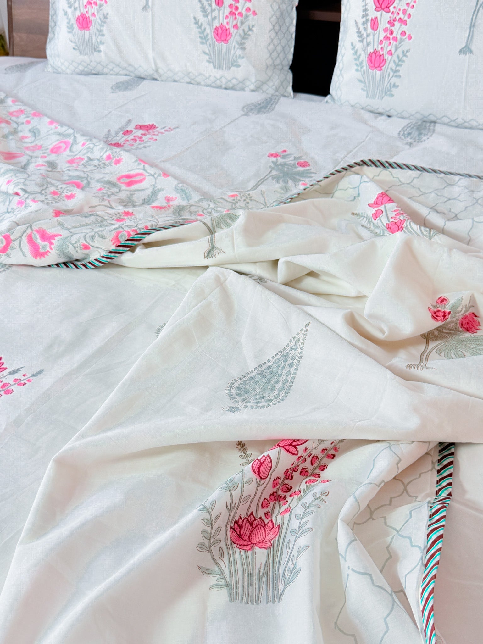 Floral border detail of ORA Living Guldasta Handblock Reversible Pure Mulmul Cotton Dohar