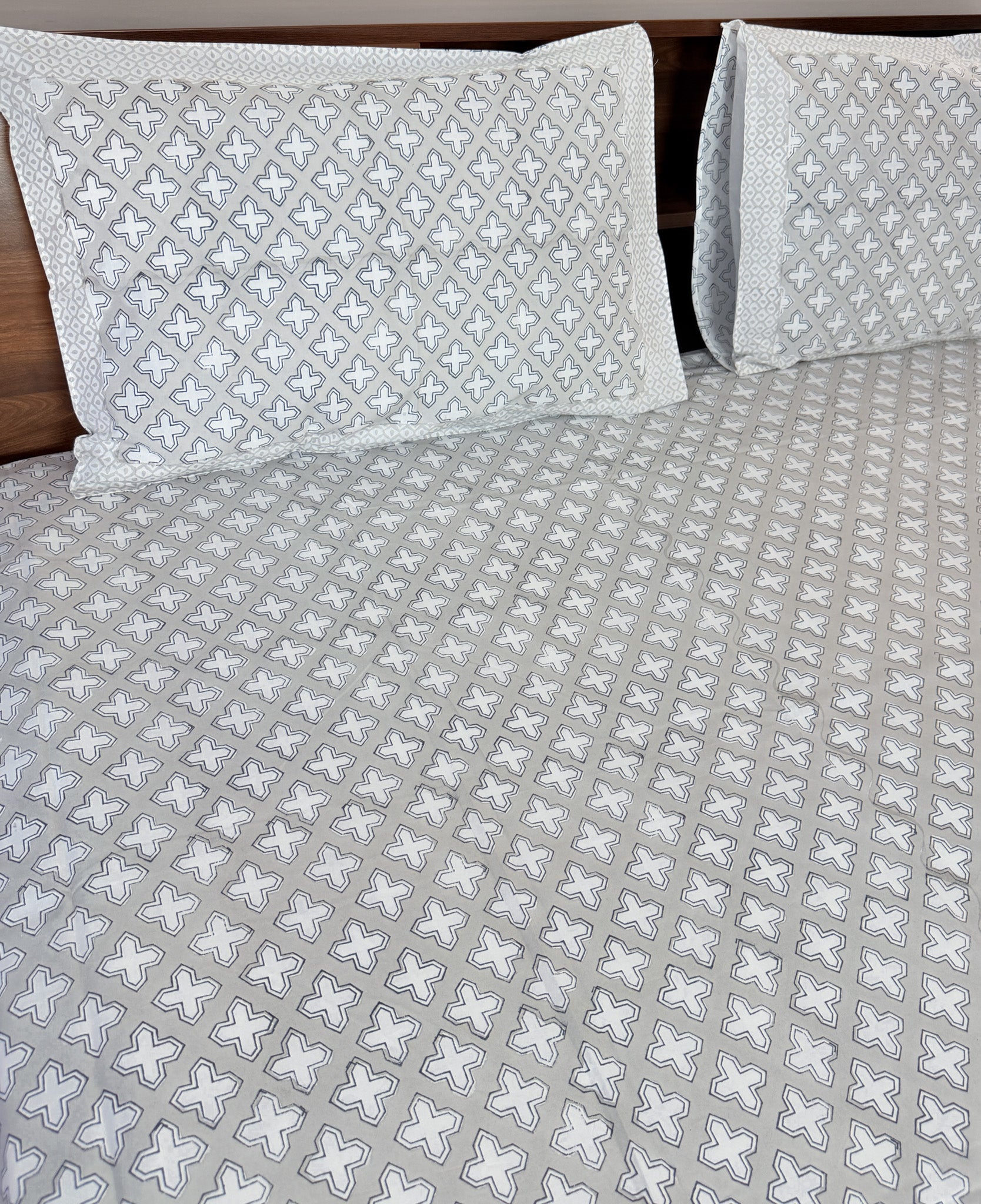 Full view of the hand block print on ORA Living Grey Cross Handblock Premium Cotton Bedsheet Set