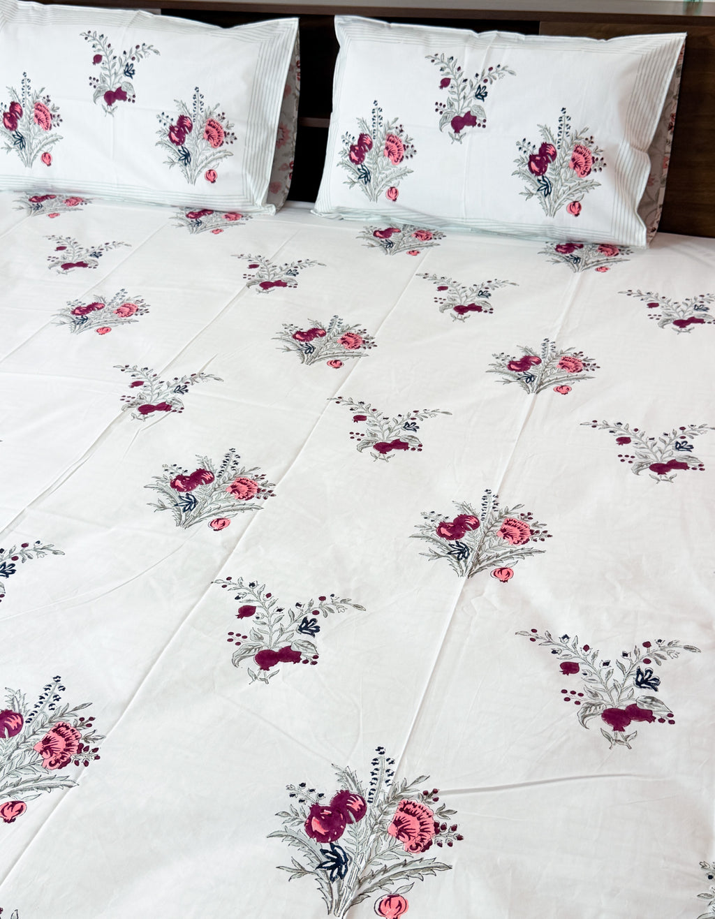 Full view of the hand block print on ORA Living Pink Anar Garden Handblock Premium Cotton Bedsheet Set